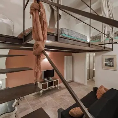 Shabby Loft In Colosseum 아파트 *
