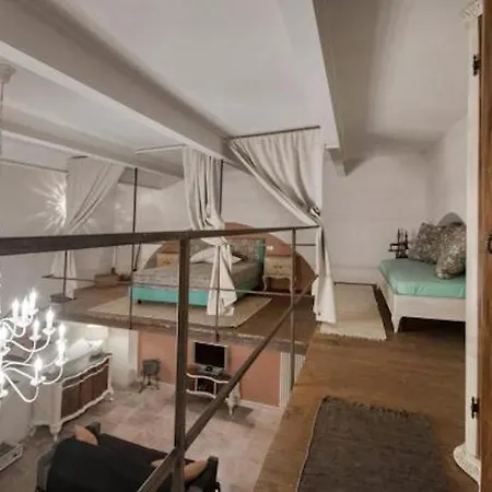 Shabby Loft In Colosseum 아파트 *