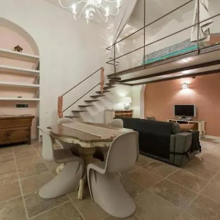 Shabby Loft In Colosseum 아파트 *